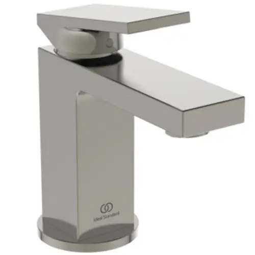 Wascharmatur in silberner Optik von Ideal Standard, mit quadratischem Hebel und seitlichem Auslauf, montiert auf einem runden Sockel.